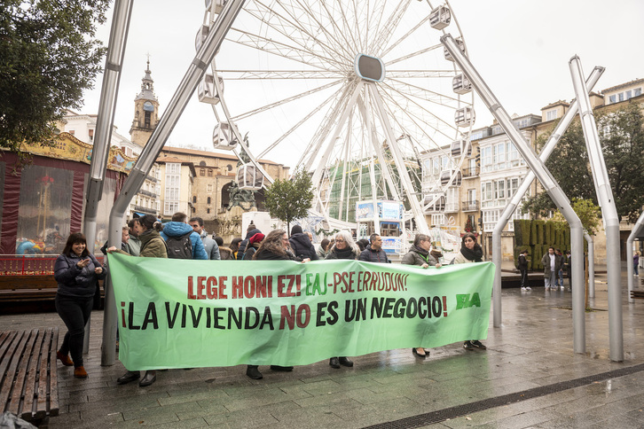 ELAk etxebizitzari buruzko lege berriaren aurka Gasteizen egindako elkarretaratzea.