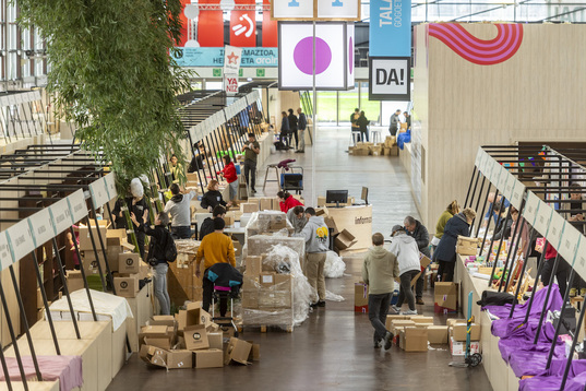 Landako Gunea joan den ostegunean, argitaletxeetako kideak muntaia lan betean zirela.