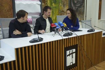 Xabier Lertxundi alkatea, erdian, albo banatan Axier Mingo eta Itsaso Lekuona zinegotziak dituela.