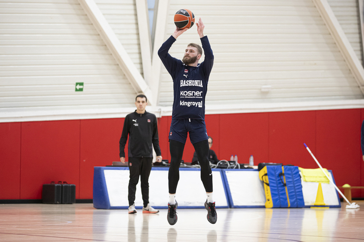 Gytis Radzevicius en su primer entrenamiento en el seno baskonista.