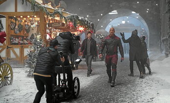 Dwayne Johnson (Callum Drift) y Chris Evans (Jack O'Malley), en el rodaje de «Código Traje Rojo».
