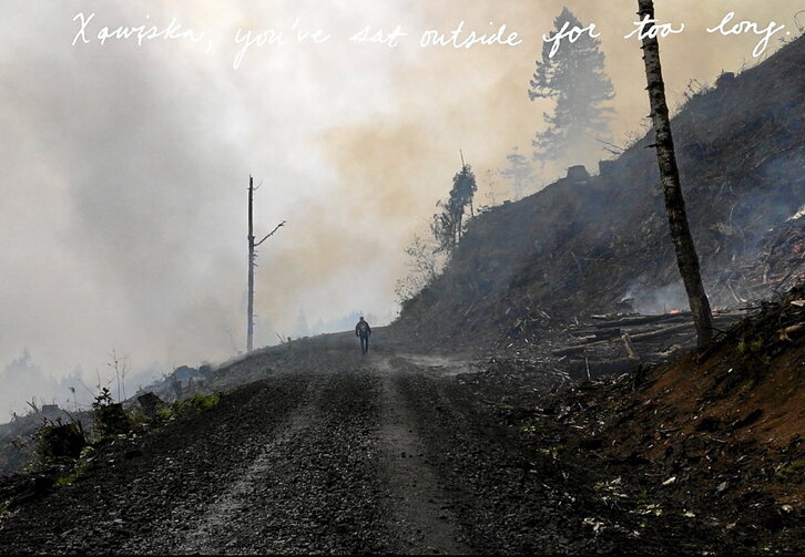 Fotograma de la instalación audiovisual «Desmayos», de Sky Hopinka, que nos acerca a la cultura de los pueblos indígenas y se puede ver en el Museo Guggenheim de Bilbo hasta el 20 de febrero.