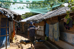 Gizon bat rohingya etniako errefuxiatuak hartzen dituen Cox's Bazarko (Bangladesh) kanpaleku batean.