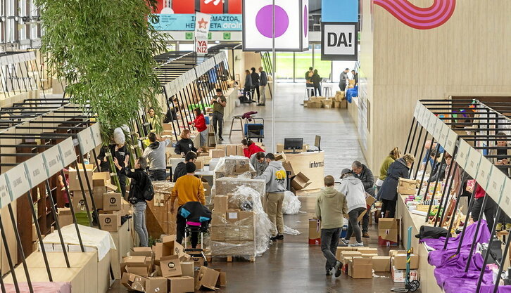 Landako gunea, atzo, argitaletxeetako kideak muntaketa lan betean zirela.