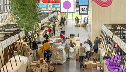 Landako gunea, atzo, argitaletxeetako kideak muntaketa lan betean zirela.