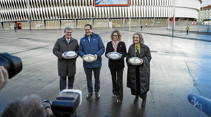 Aburto, Raynaud, Etxanobe y Bengoetxea posan con sendos balones de rugby en la explanada exterior de San Mamés.
