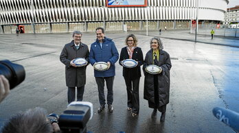 Aburto, Raynaud, Etxanobe y Bengoetxea posan con sendos balones de rugby en la explanada exterior de San Mamés.