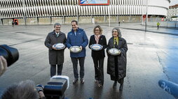 Aburto, Raynaud, Etxanobe y Bengoetxea posan con sendos balones de rugby en la explanada exterior de San Mamés.