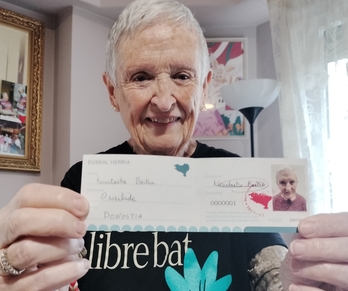 Kontxita Beitia euskaltzalea bere txartelarekin.