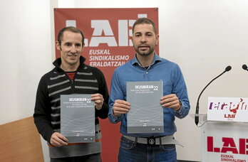 Gorka Vidal e Imanol Karrera muestran sendos ejemplares de «Ikusmira 22».