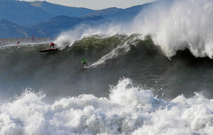 Galeako puntako olatu ikusgarrietan surfean, 2022ko edizioan, orain arteko azkenengoan.