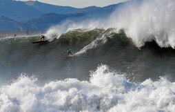 Galeako puntako olatu ikusgarrietan surfean, 2022ko edizioan, orain arteko azkenengoan.