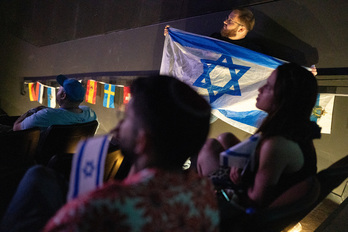 Un hombre sostiene una bandera israelí durante el festival de Eurovisión de este año, el pasado mayo.