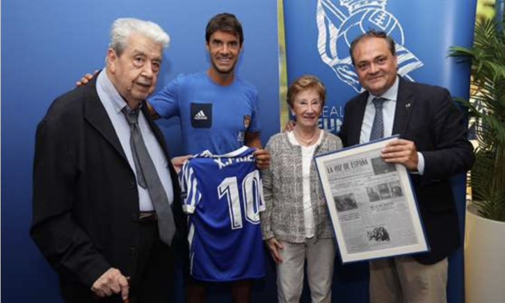 José Juan Ramos, junto con el presidente de la Real, Jokin Aperribay, y el exjugador Xabi Prieto.