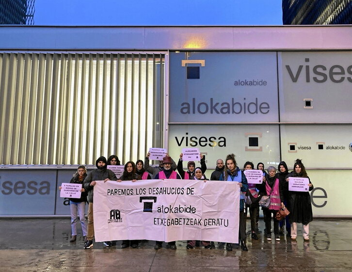 Concentración de Auzoan Bizi ante las oficinas de Alokabide en Gasteiz.