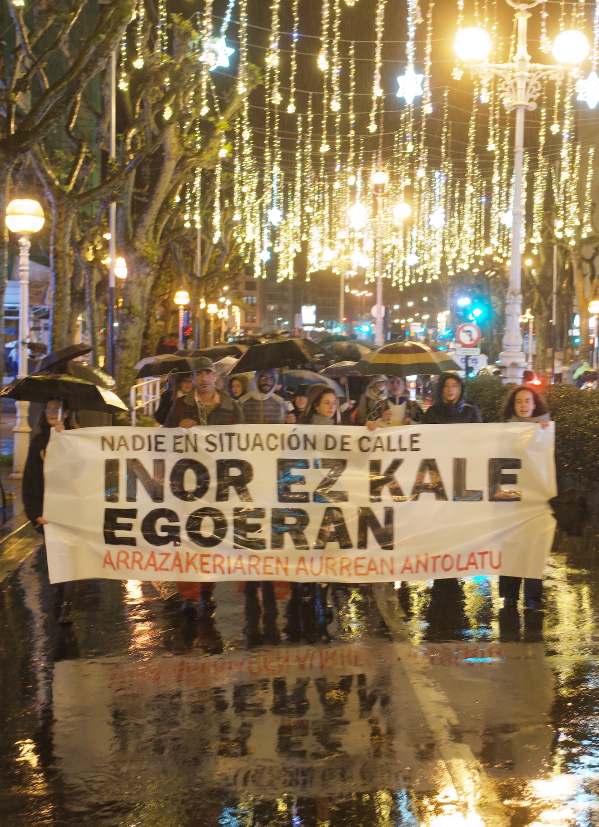 La movilización ha cruzado el centro de Donostia bajo la lluvia tras partir de los juzgados de Egia. (Jon Urbe | Foku)