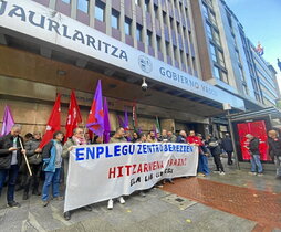 Sindikatuen mobilizazioa Lakuako Gobernuaren Bilboko egoitzaren aurrean.