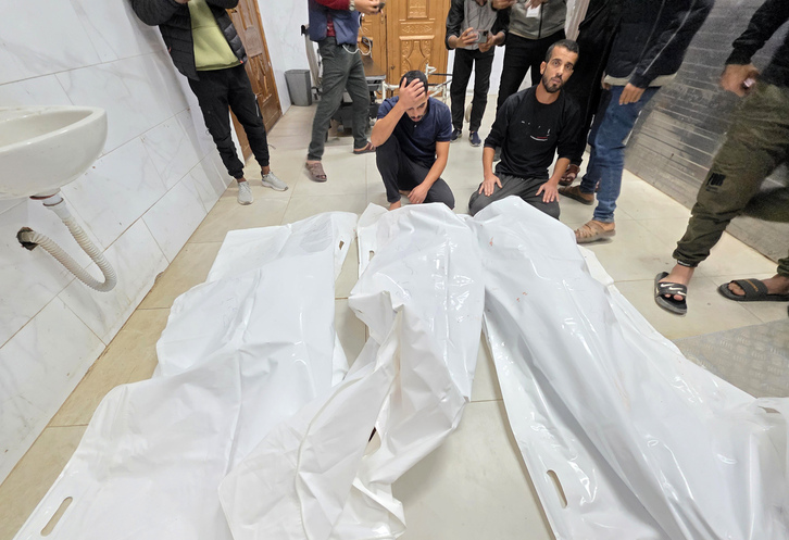 Cuerpos de la familia que el Ejército israelí mató el miércoles en Al-Mawasi.