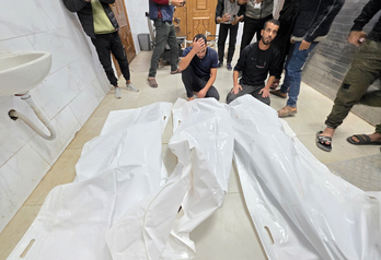 Cuerpos de la familia que el Ejército israelí mató el miércoles en Al-Mawasi.