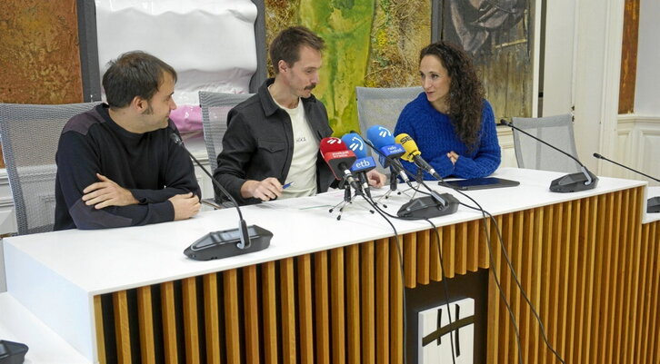 Xabier Lertxundi, erdian, albo banatan Axier Mingo eta Itsaso Lekuona zinegotziak dituela.