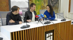 Xabier Lertxundi, erdian, albo banatan Axier Mingo eta Itsaso Lekuona zinegotziak dituela.