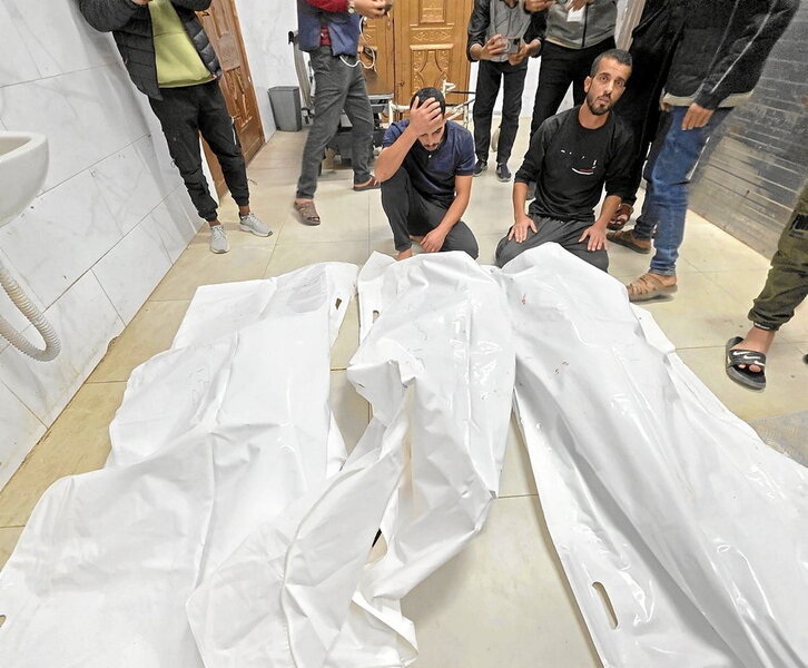 Cuerpos de la familia que el Ejército israelí mató el miércoles en Al-Mawasi.