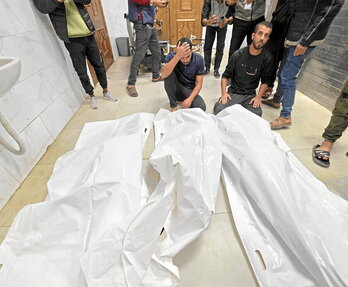 Cuerpos de la familia que el Ejército israelí mató el miércoles en Al-Mawasi.