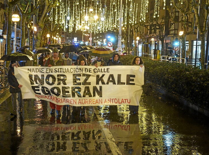 Imagen de la manifestación realizada al anochecer en Donostia.