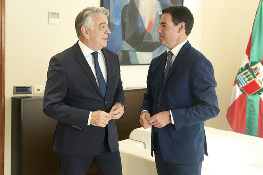 Javier de Andrés junto a Imanol Pradales, en un encuentro en Ajuria Enea en septiembre.