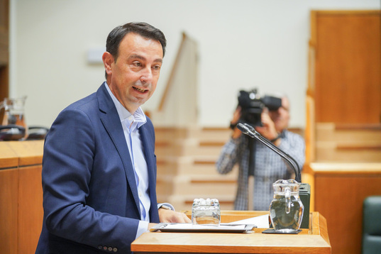 Mikel Torres está contra la decisión de su Gobierno pero como miembro del PSE.