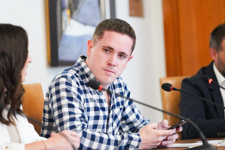 Raul Garcia Ezquerro Guardiako alkateak balizko delitua egin zuela azaltzen duen txostena aurkeztu du EH Bilduk Fiskaltzan.