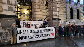 Concentración vecinal este jueves ante el palacio foral pidiendo la línea 4.