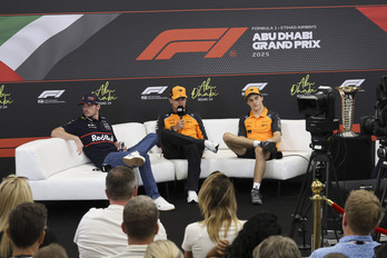Verstappen, Norris y Piastri atienden a los medios en Abu Dhabi.