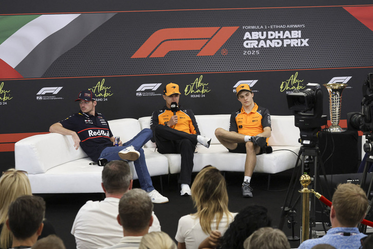 Verstappen, Norris y Piastri atienden a los medios en Abu Dhabi.
