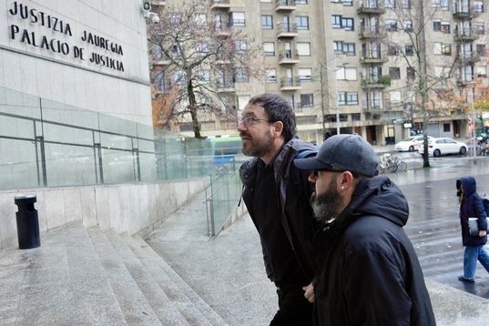 El letrado Iker Sarriegi y el marido de Amaya Zabarte, Joseba Novoa, en una anterior comparecencia judicial.