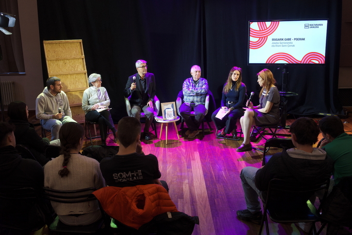 Aurkezpenaren une bat.