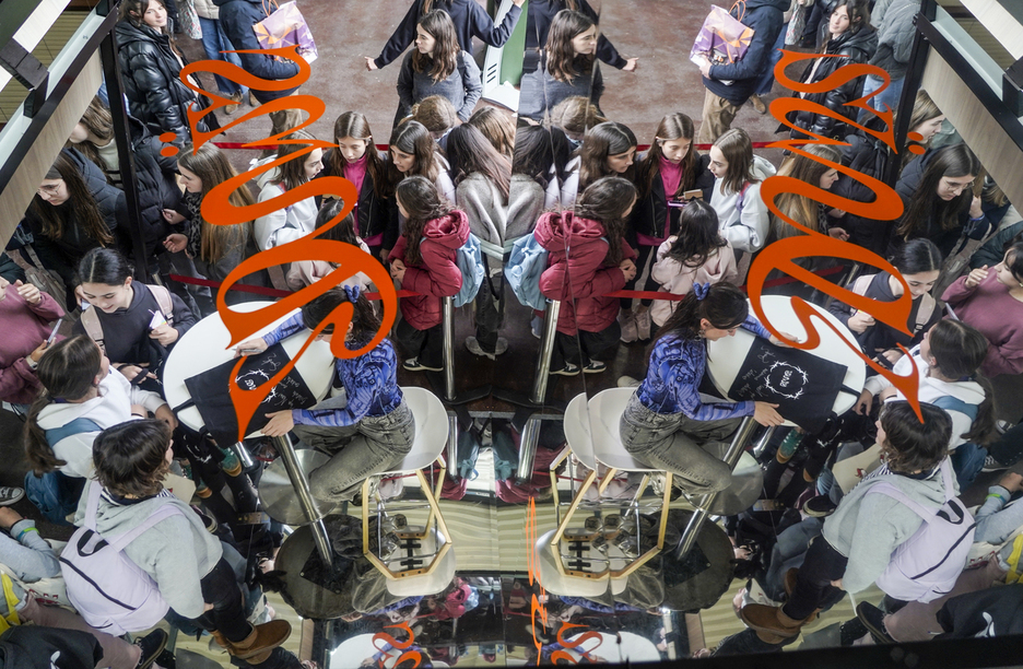 Süne ere autografoak izenpetzen eta zaleekin argazkiak egiten izan zen.