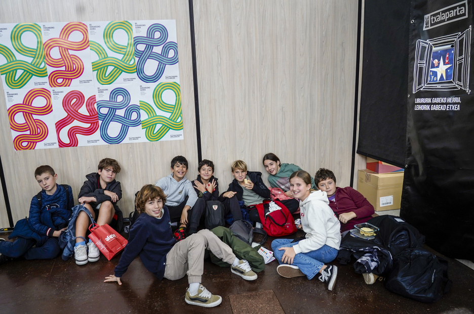 Euskal Herri osoko 85 ikastetxe izan ziren azokaren lehen egunean.