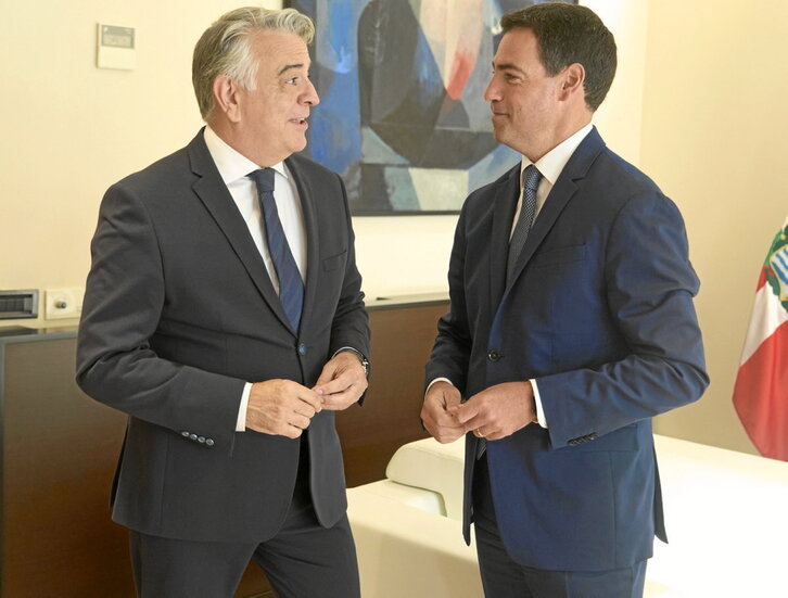 Javier de Andrés, junto a Imanol Pradales, en un encuentro en Ajuria Enea en septiembre.