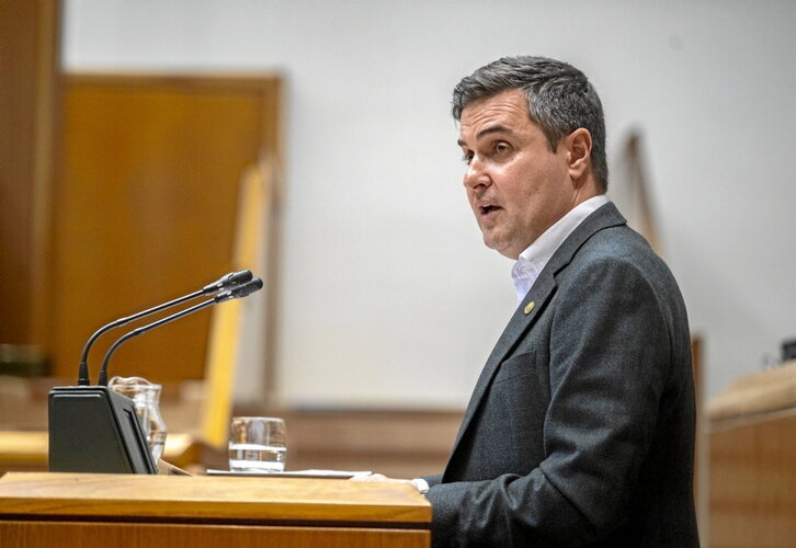 El consejero Mikel Jauregi interviene en el Parlamento de Gasteiz.