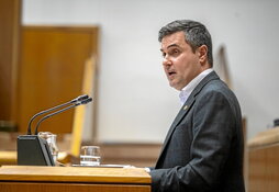 El consejero Mikel Jauregi interviene en el Parlamento de Gasteiz.