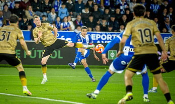 Sergio Gómez trata de tapar un disparo de Tenaglia en el derbi disputado en Mendizorrotza el pasado abril.