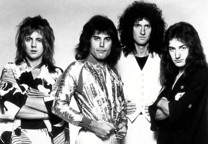 Queen en 1975, año de lanzamiento de «At night at the Opera».