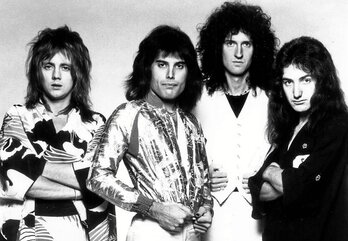 Queen en 1975, año de lanzamiento de «At night at the Opera».