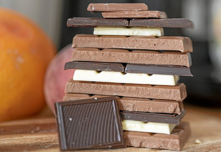 Onzas de chocolate con leche, chocolate blanco y chocolate negro.