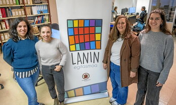 Ezkerretik eskuinera: Araitz Mugurutza, hizkuntza aholkularia; Garazi Urdanpilleta, Oiartzungo alkateordea; eta Estela Cuevas eta Leire Arteaga, Ekolurreko ordezkariak.