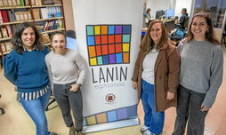 Ezkerretik eskuinera: Araitz Mugurutza, hizkuntza aholkularia; Garazi Urdanpilleta, Oiartzungo alkateordea; eta Estela Cuevas eta Leire Arteaga, Ekolurreko ordezkariak.