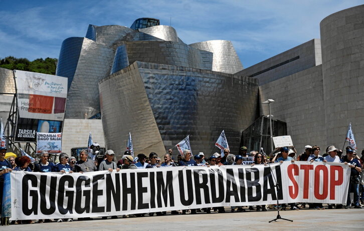 Concentración de la plataforma Guggenheim Urdaibai Stop! ante el museo en Bilbo.