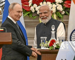 Putin estrecha la mano de Modi.