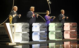 Gianni Infantino (FIFA), Donald Trump (EEUU), Claudia Sheinbaum (México) y Mark Carney (Canadá), durante el sorteo.
